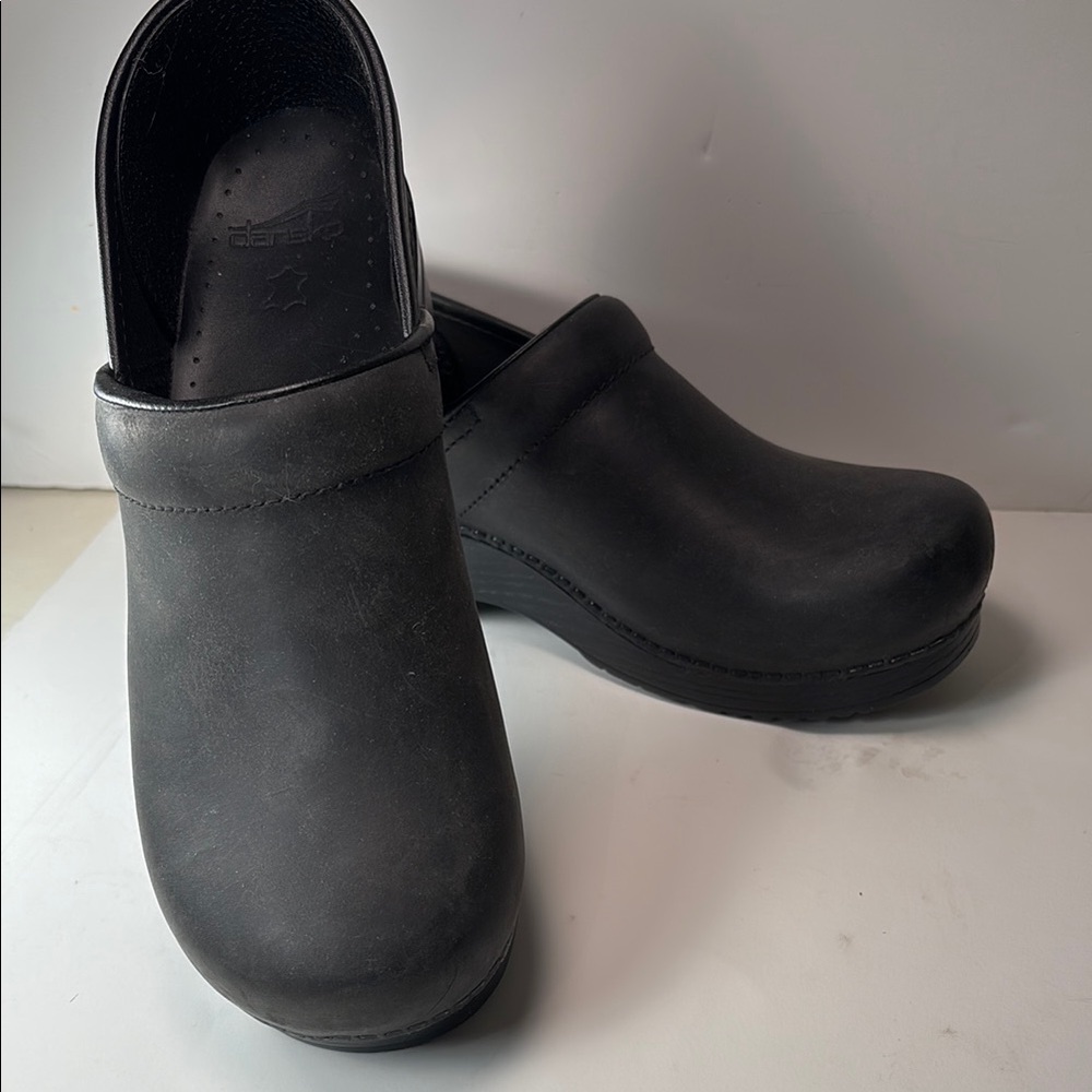 Dansko Black Leather Clogs / women’s 10 (41)